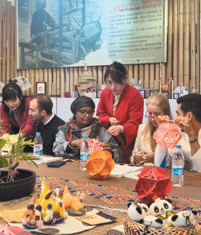 考察团成员在重庆市手工编织协会体验非遗文化。