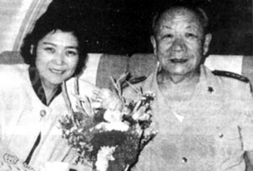 迟浩田与夫人姜青萍 湛江日报 资料图