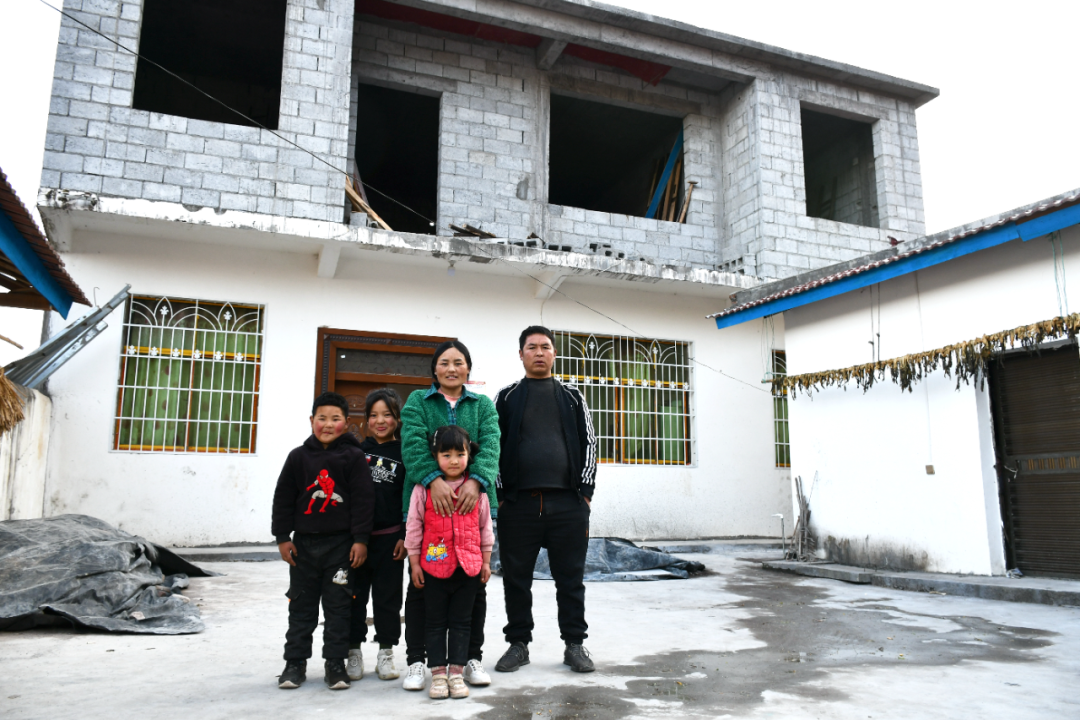 巴木玉布木家新加盖了一层楼房。新华社记者 谢佼 摄