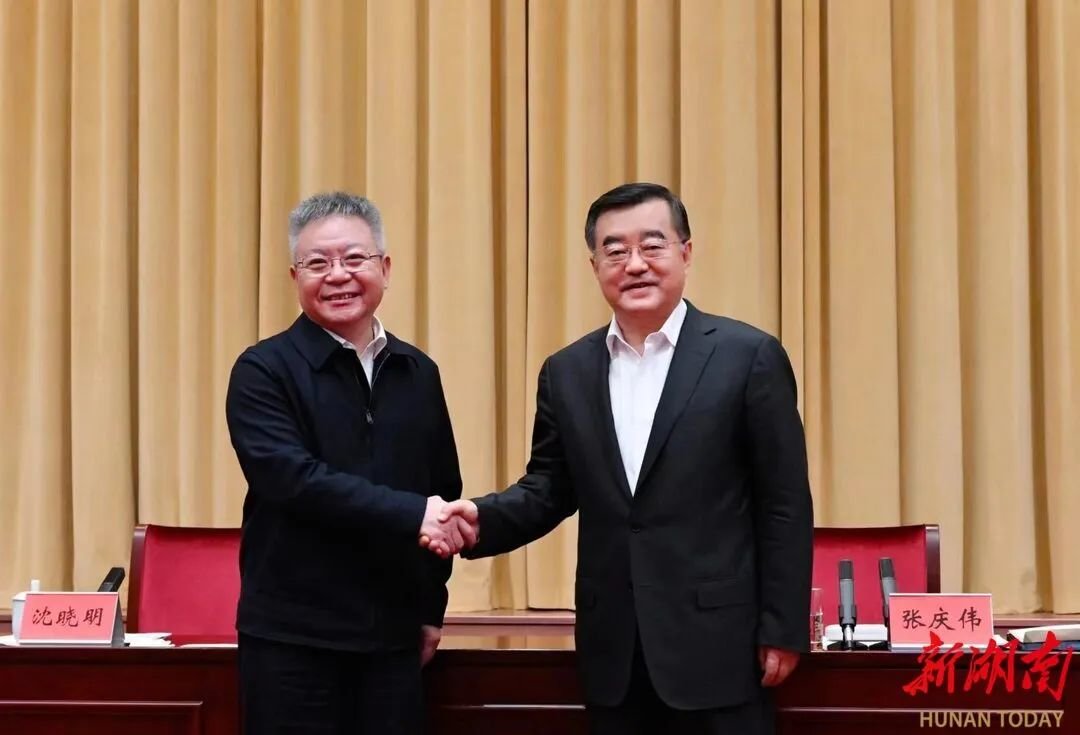 14日下午,全省领导干部会议在长沙召开。张庆伟同志与沈晓明同志亲切握手。湖南日报全媒体记者 唐俊 摄
