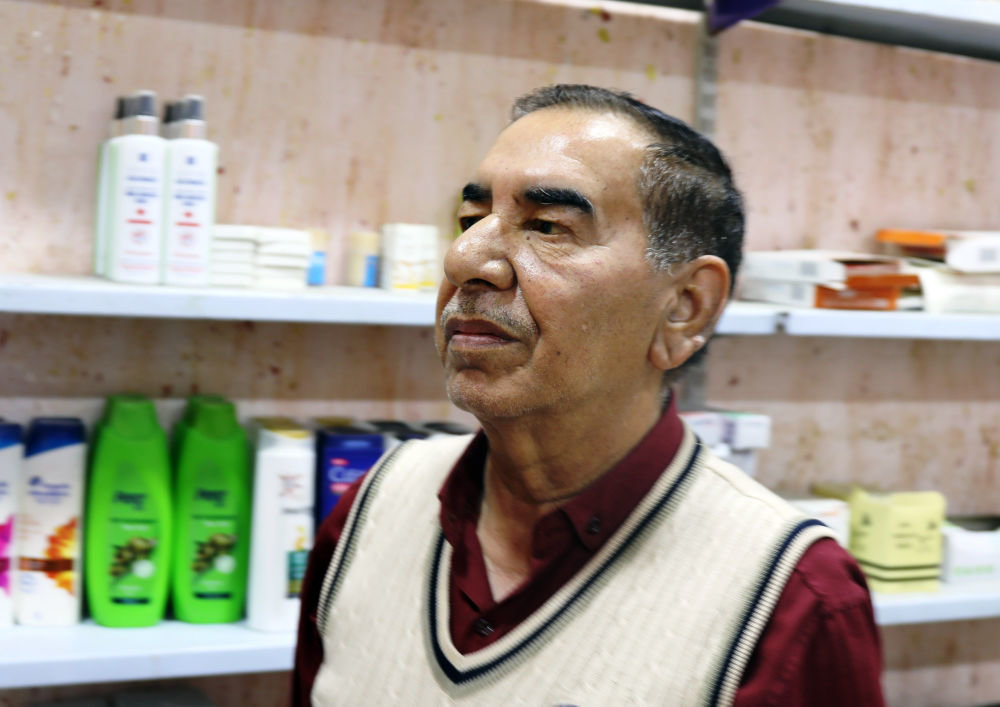 2月26日，在伊拉克安巴尔省费卢杰，当地医生萨阿迪&middot;泽海巴讲述经历。新华社发（哈利勒&middot;达伍德摄）