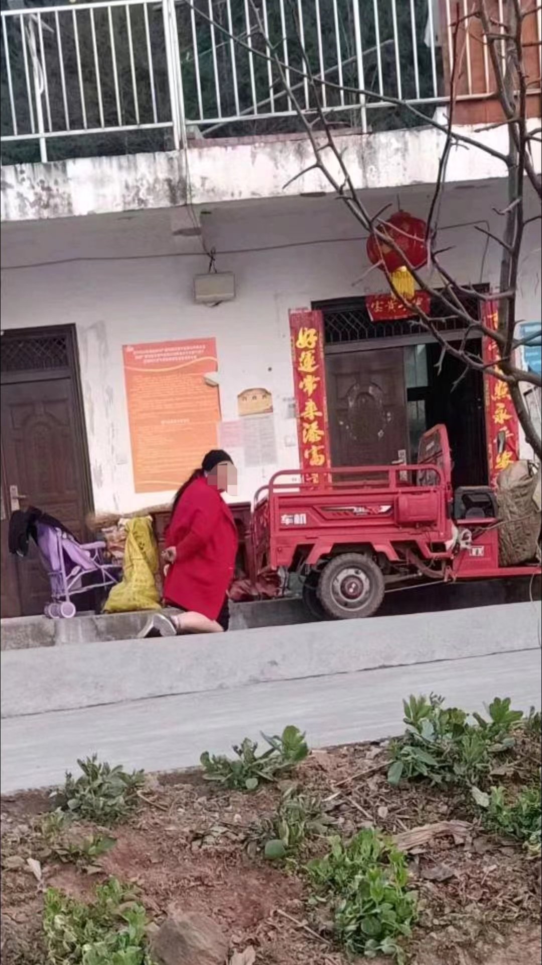 网传女子被婆家罚跪(知情人供图)