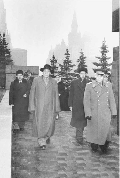 1957年11月5日下午,在克里姆林宫警卫局局长扎哈洛夫少将陪同下,毛泽东率代表团到红场瞻仰列宁墓并敬献花圈。毛泽东左侧为翻译阎明复,右侧为卫士李银桥