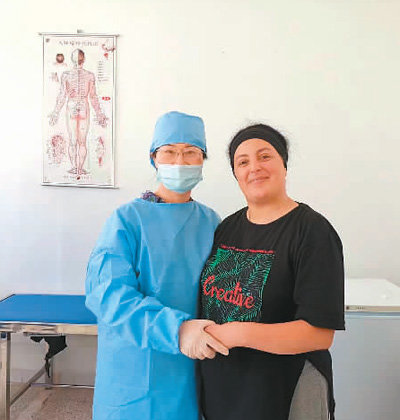 阿波马大（右）痊愈后到中国—阿尔及利亚中医中心看望杨翊（左）。