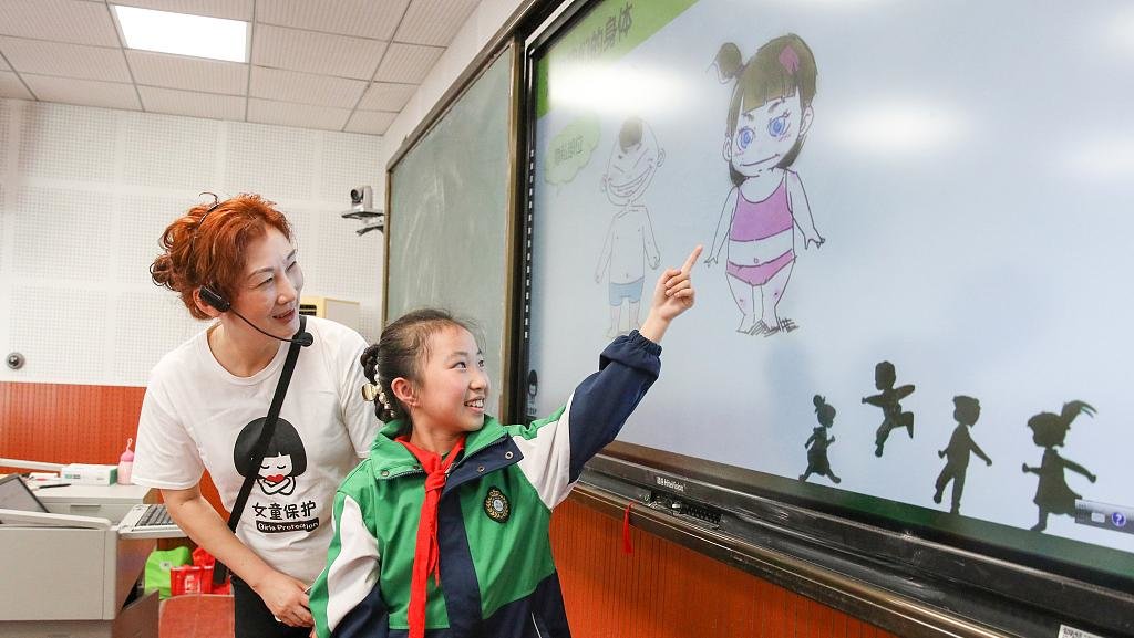 四川省广安市双河小学举办的“女童保护”儿童防性侵知识讲座。视觉中国 图