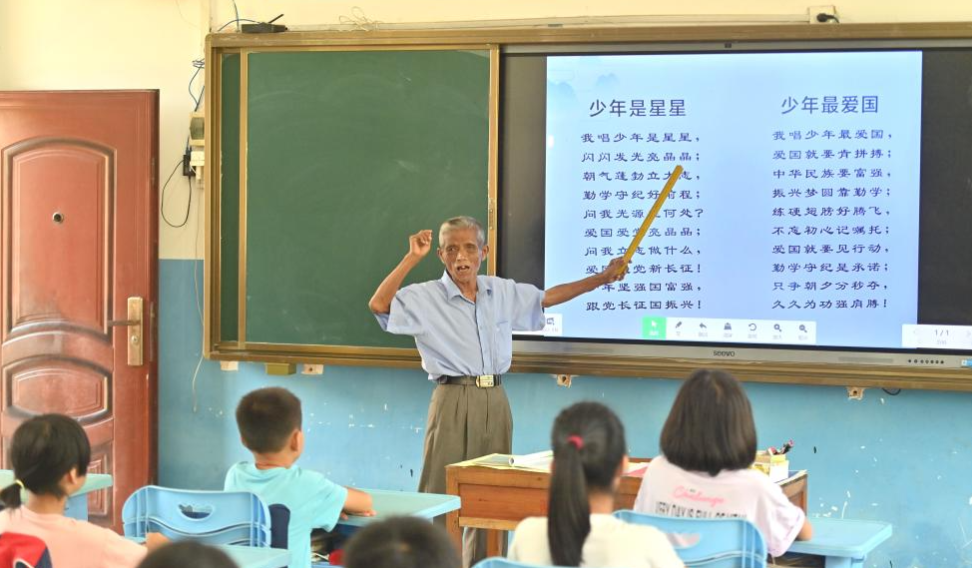 全体起立，“老师好！”