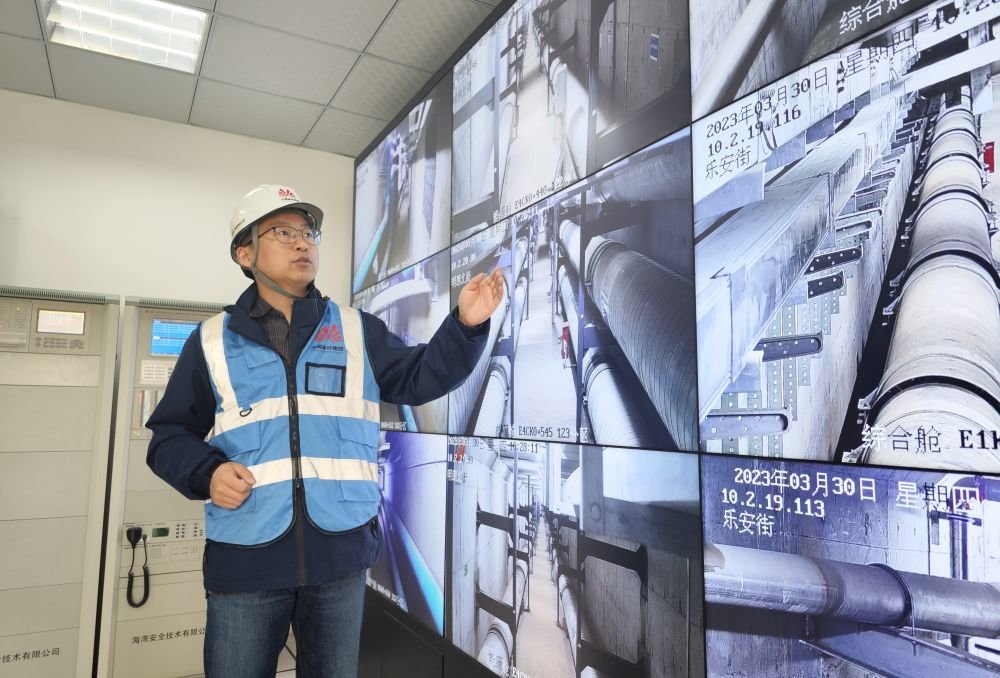 工作人员在雄安容东地下管廊监控室工作（2023年3月30日摄）。新华社记者 朱旭东 摄