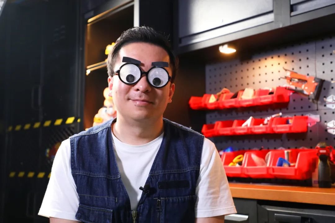 ·宁原工作室堆满了模型。
