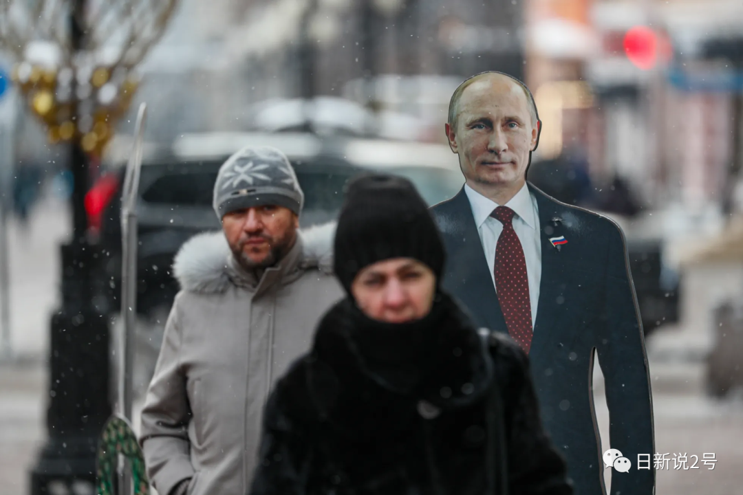 2023年12月7日，莫斯科东讲主走过普京纸板剪纸，尤里·科切特科妇 / EPA / Scanpix / LETA