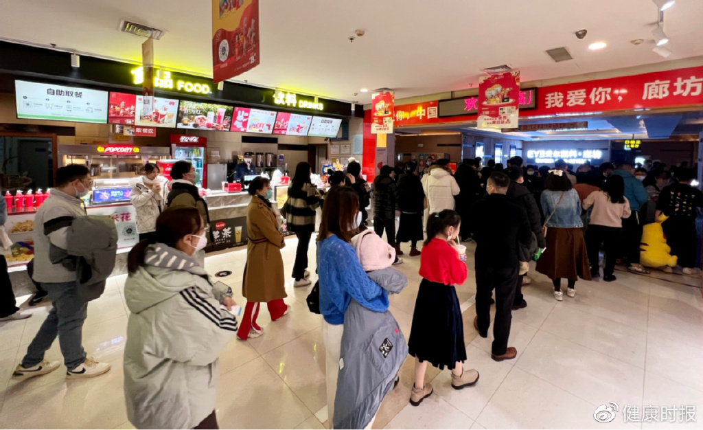 1月22日,河北省廊坊市广阳区的一家电影院,观众排队检票。中国文艺网记者于欣悦摄