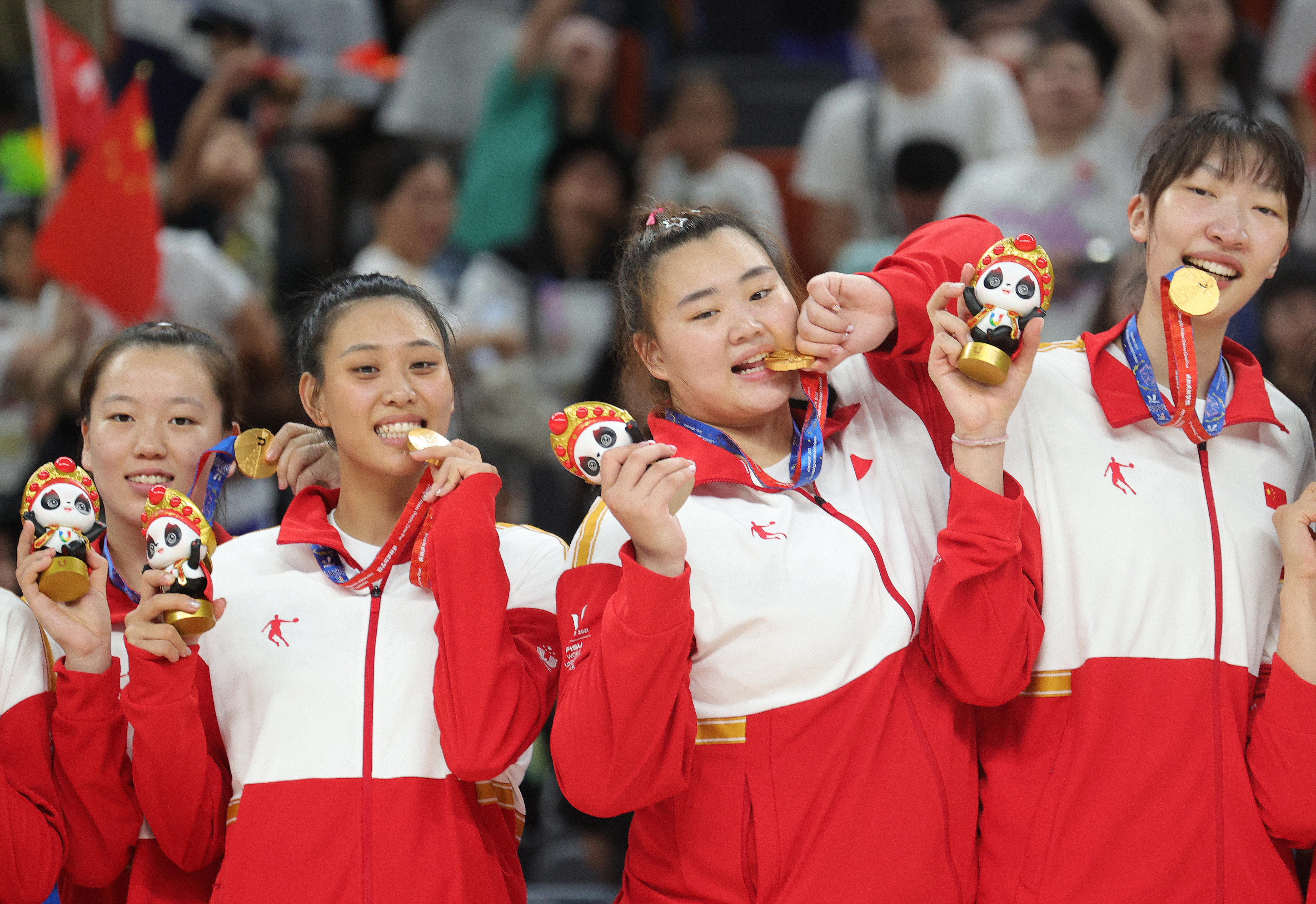 8月5日，中国队球员在颁奖仪式上。新华社记者杨青摄