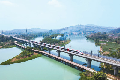 9月30日,在印度尼西亚普哇加达,一列雅万高铁高速动车组正在行驶。新华社记者 徐 钦摄