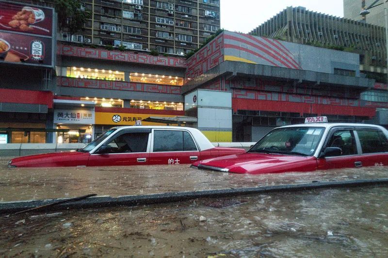 暴雨期间车辆被淹没在洪水中，图据视觉中国