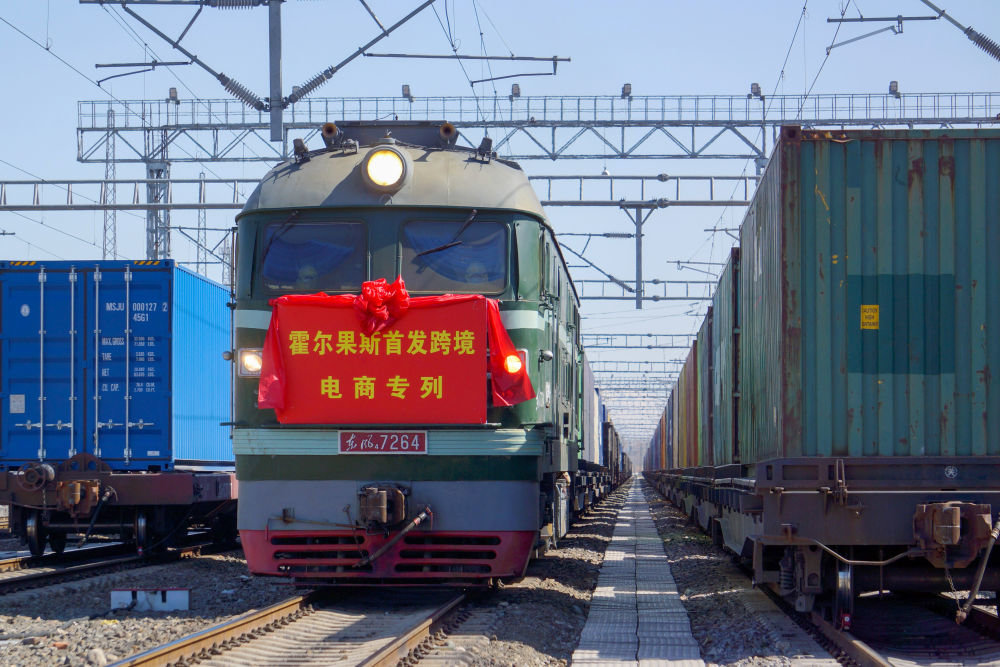 2022年4月1日,一列满载货物的跨境电商出口专列从霍尔果斯铁路口岸出境,驶往哈萨克斯坦。这是以霍尔果斯站为始发站开行的首列跨境电商专列。新华社发(邱静 摄)