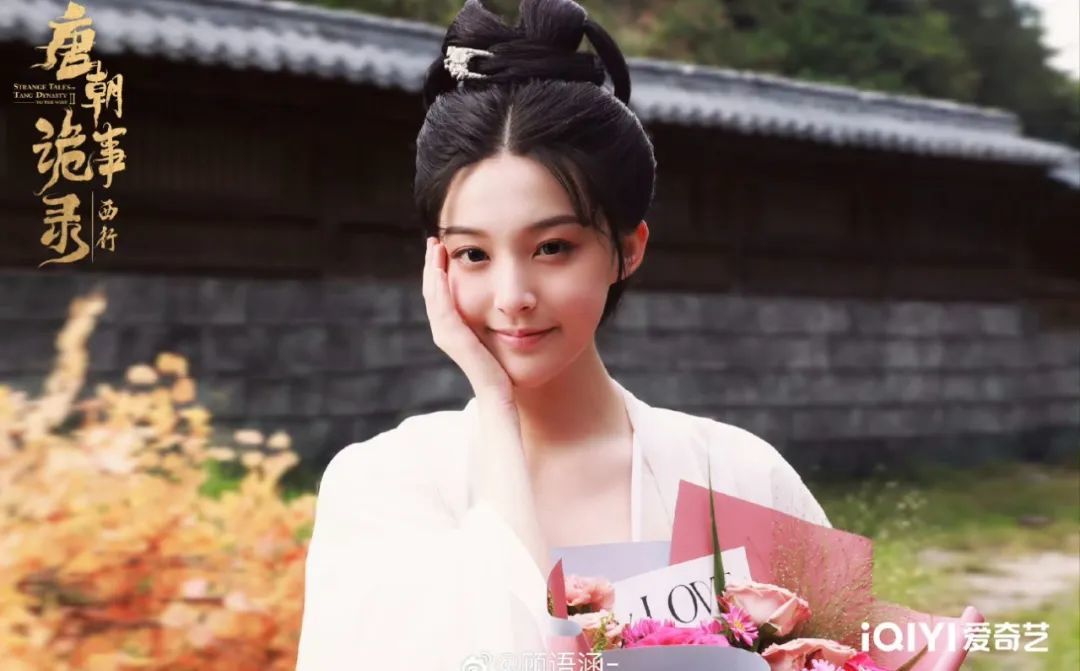 还记得《庆余年》里的小叶轻眉吗？18岁的她长这样…