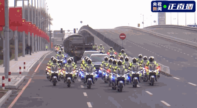 △骑警车队护送烈士遗骸棺椁前往沈阳抗美援朝烈士陵园。