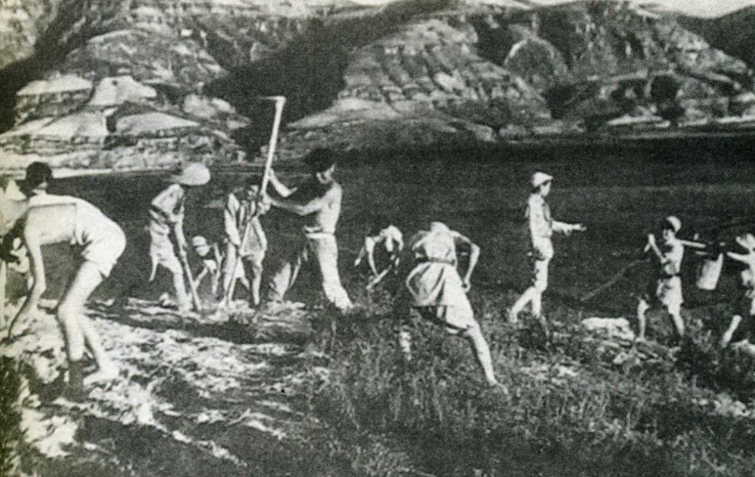 延安干部学校的学员在垦荒。来源/李书源 《见证:四亿人的抗战》