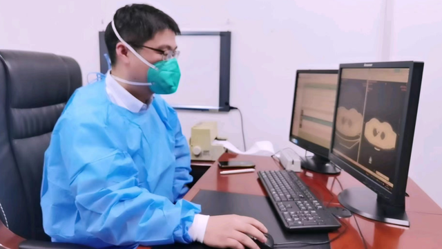 胡洋正在帮病人看片子。受访者供图