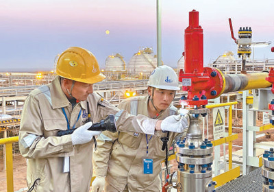 项目员工在工艺管道试压前对焊道和阀门进行检查。文学军摄