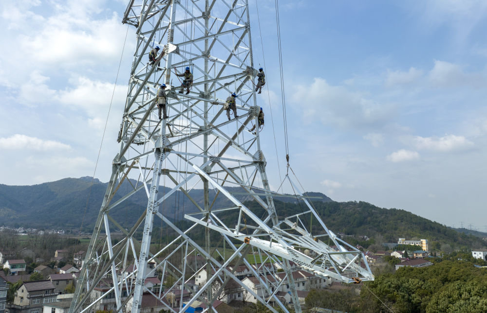 ▲2月21日,电力工人在芜湖1000千伏变电站至铜北500千伏线路工程现场作业。