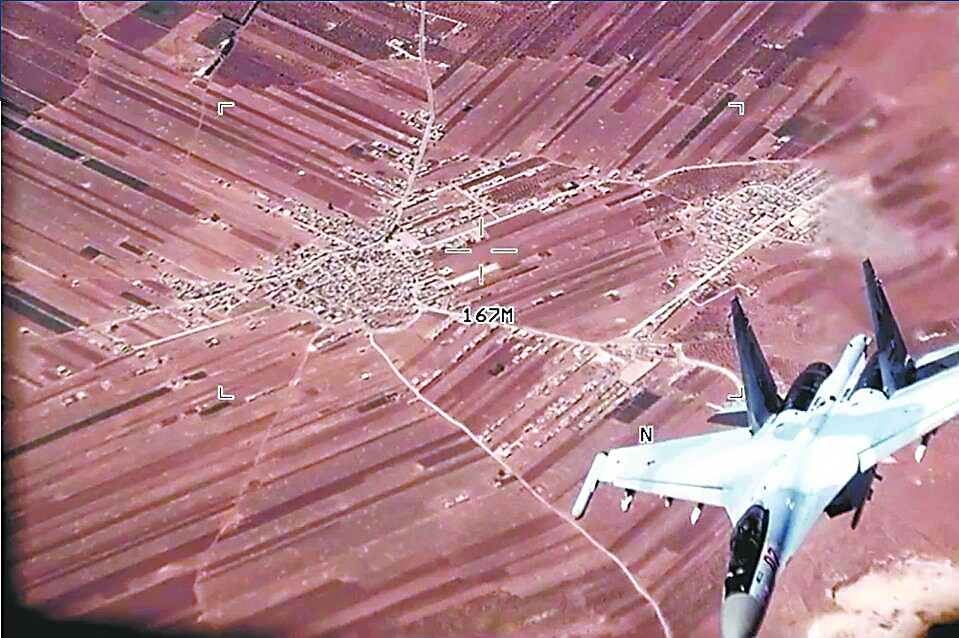 美空军公布的一架俄苏-35战机7月5日在距美无人机很近的位置飞行的画面。