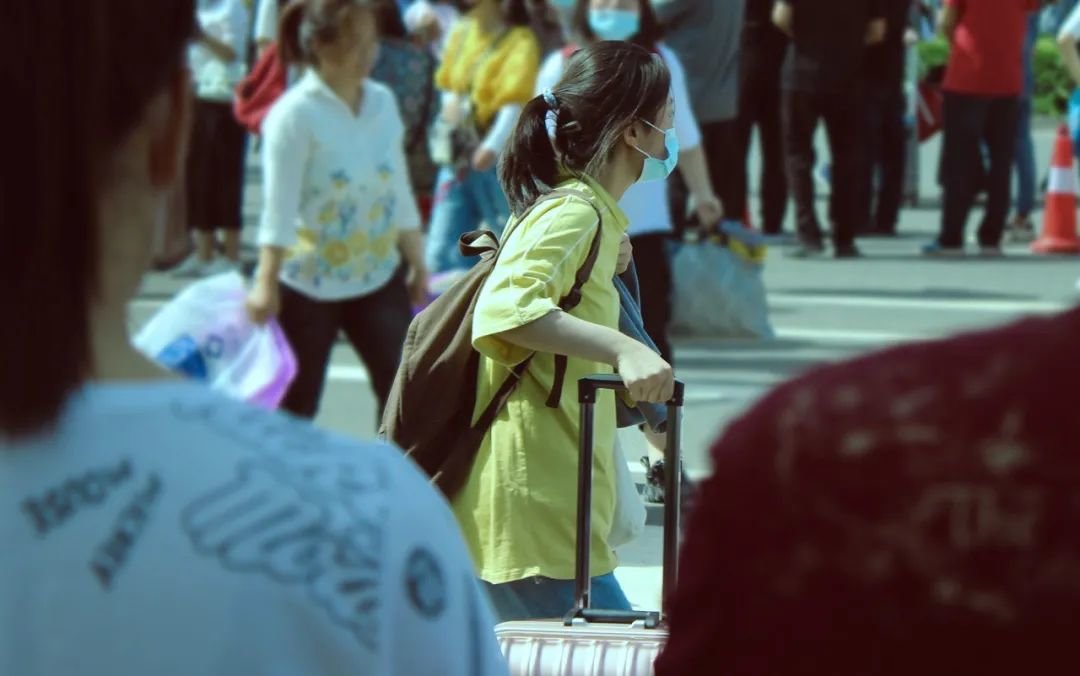 周末放假的寄宿学校门外,学生们拖着大包小包的行李。/图虫创意