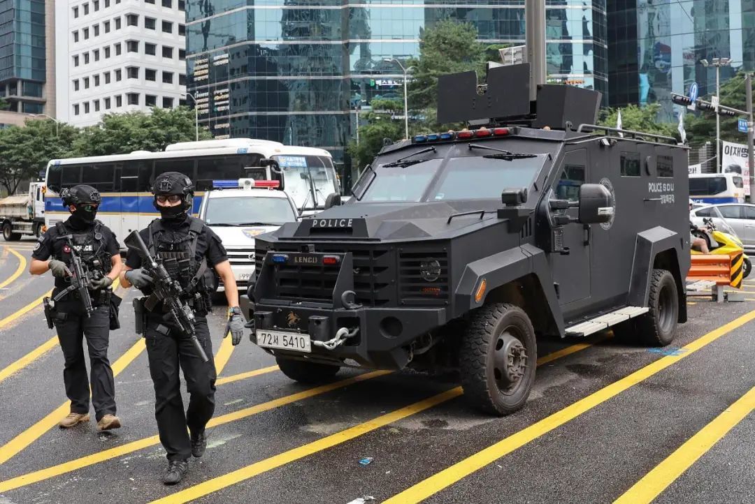 ◆8月6日，首尔江南站附近部署了特警队员和装甲车。