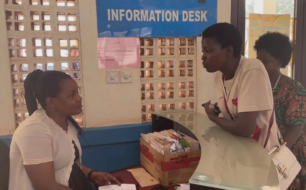 Rose带着母亲来到了医院，在经过当地工作人员的登记后，由中国援乌干达医疗队的医生进行面诊 图源：浙江广播电视集团