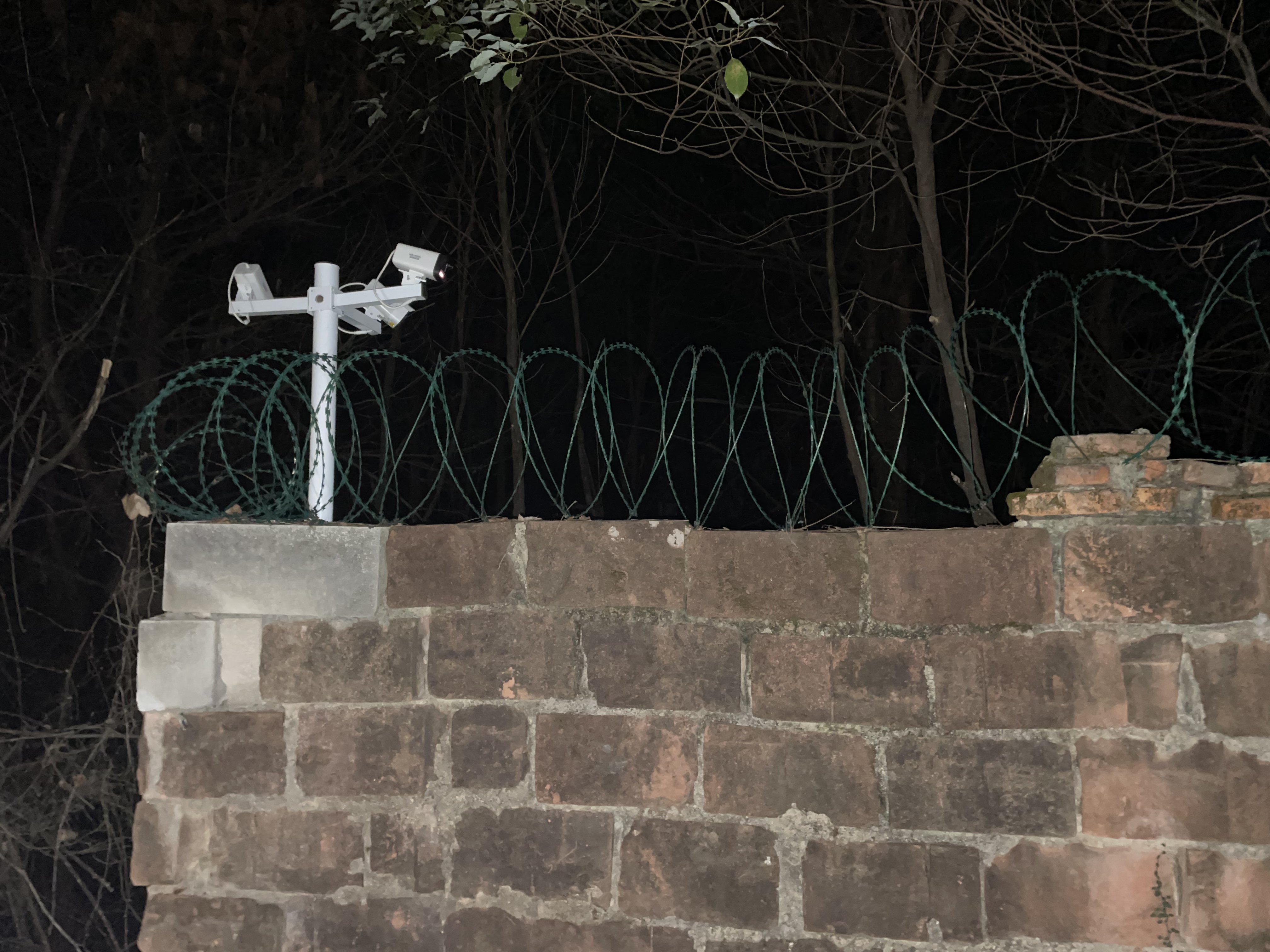 事发后,学校围墙装了监控和铁丝网。