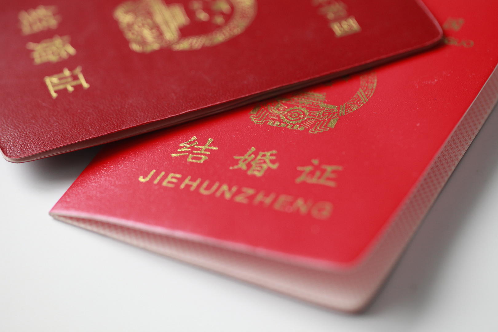 ▲创意配图:结婚证。图源/IC photo