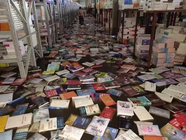 涿州书商仓库被洪水浸泡 图片来源：《出版人》杂志微信号