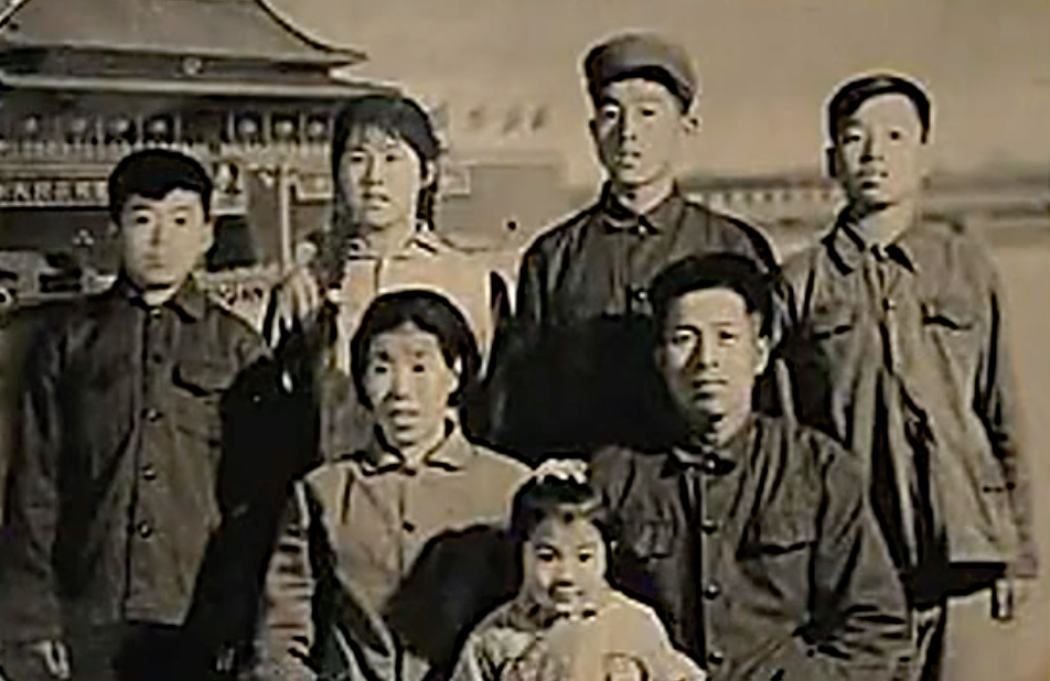 唐彩凤童年全家福 第一排最小的女孩为“小凤”