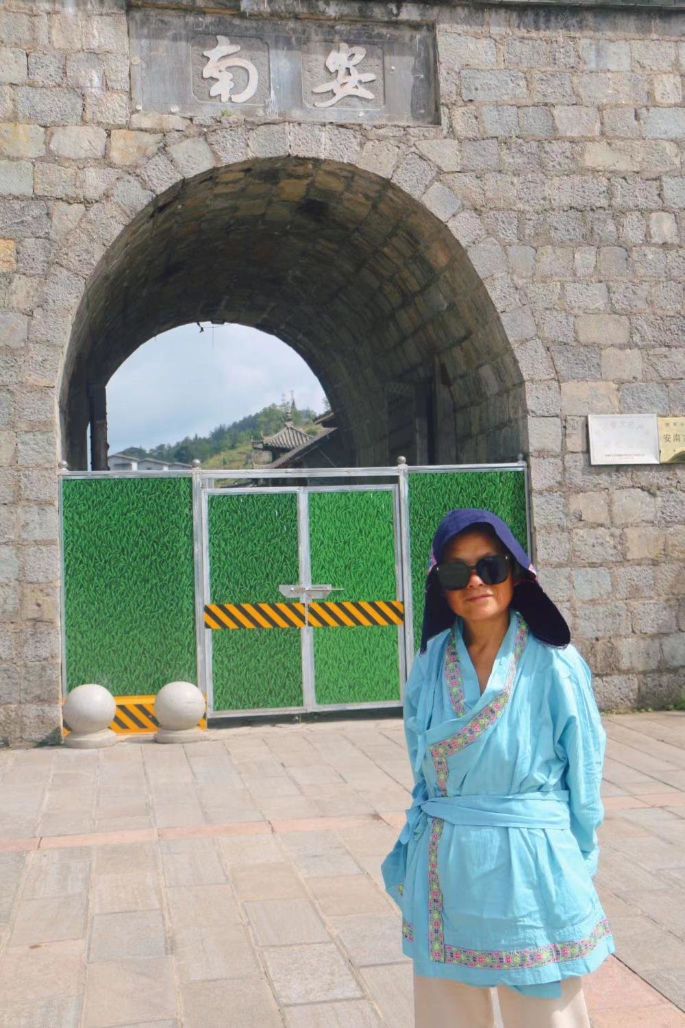 张瀛穿着自制的汉服和头巾,在驻车的停车场前。朱雅文 摄