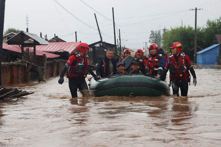 8月4日，哈尔滨市森林消防支队特勤大队消防员在尚志市一面坡镇万山村将被困群众转移至安全地域。新华社发（杨铁岩 摄）