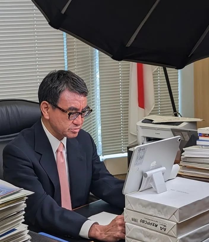 ·河野太郎参加数字化办公会议，用A4纸垫高平板电脑遭网友批评。