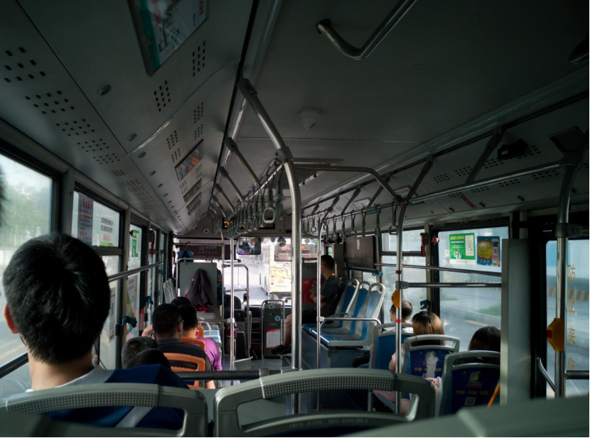 统计数据指出，乘坐公交车的人数在逐年下降。/图虫创意
