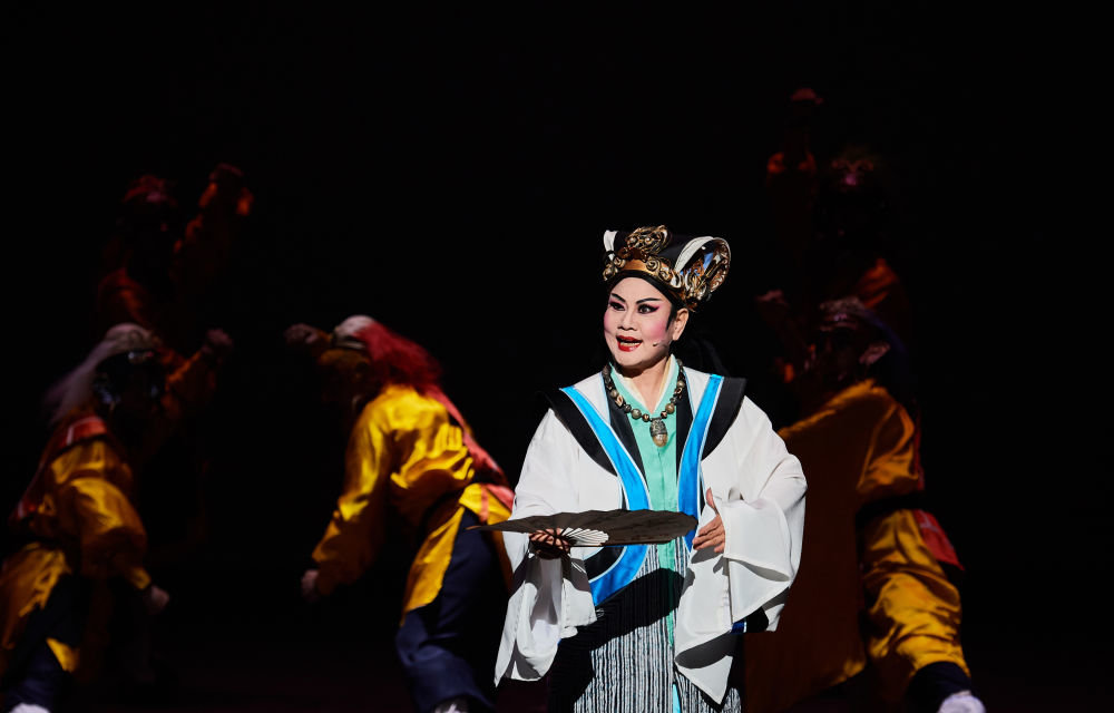 2017年11月23日,王海玲献演豫剧《观·音》。《观·音》巧妙穿插了她曾经扮演过的经典角色,是对王海玲58年豫剧表演生涯的一次回顾与致敬。新华社记者 赵颖全 摄