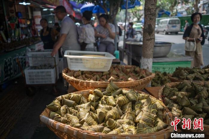 云南贵阳：拥挤“粽子街”豆芽锦绣
