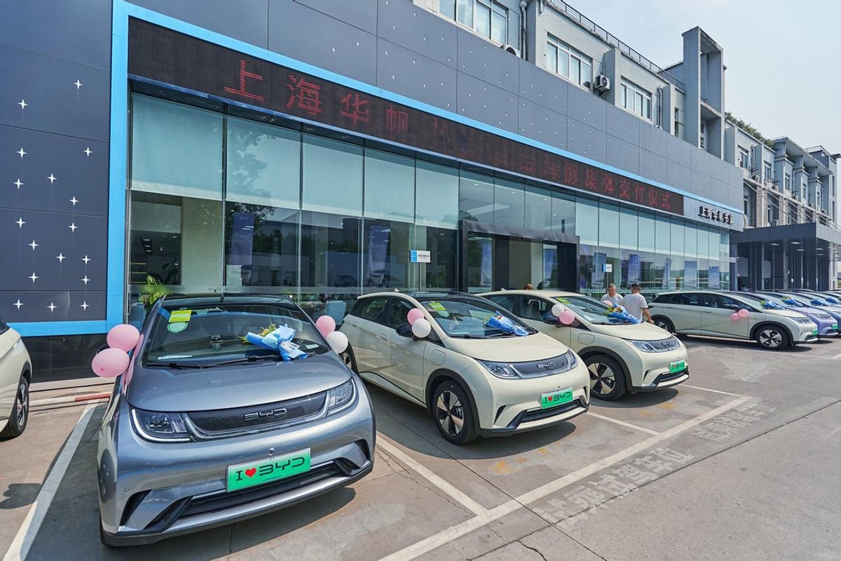 新出行助力新生活,上海华帆书豪“海豚百车交付”顺利落幕!