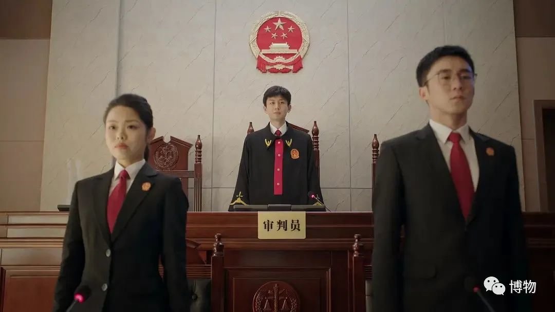 像我们中国法官穿那么简洁不好嘛 图源：剧集《底线》