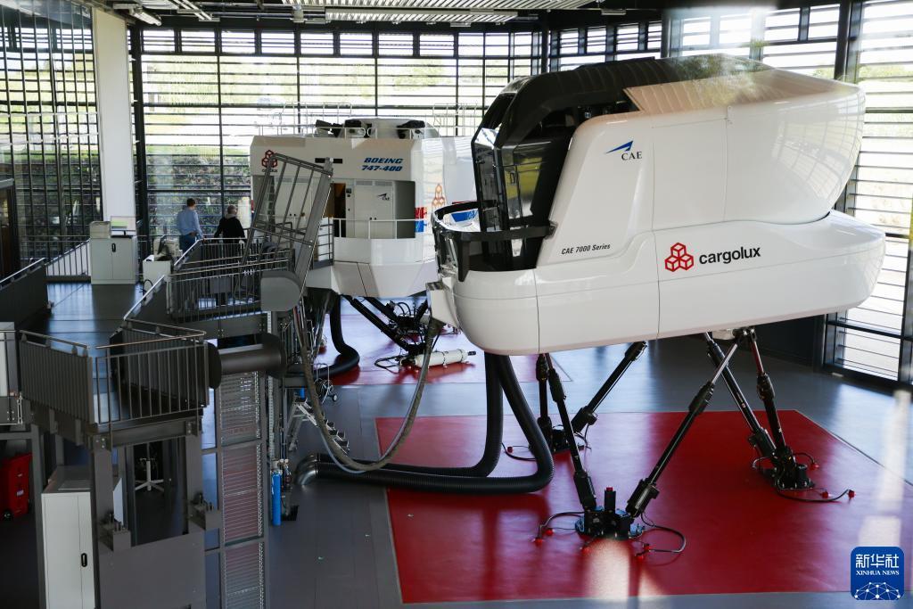 8月1日，工作人员在卢森堡货航总部的飞行模拟器区域工作。新华社记者 郑焕松 摄