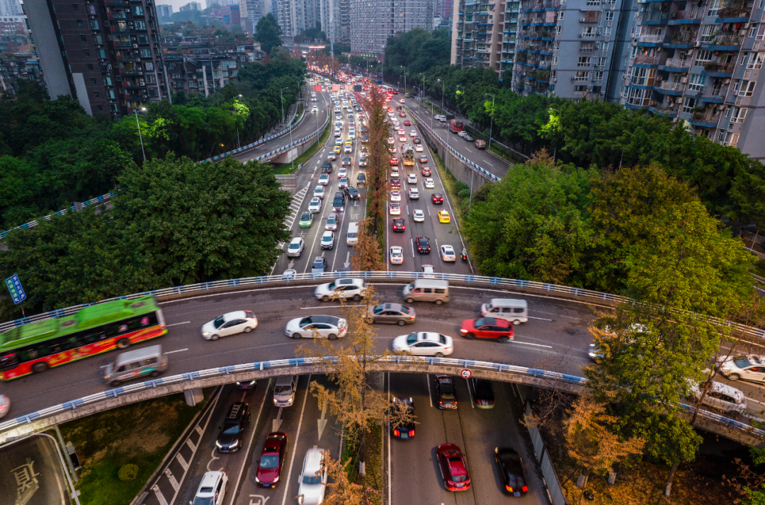 2022年9月9日，中秋假期将至，9月9日是节前最后一个工作日，下午至晚间交通压力突出。当日下午，重庆公路交通迎来出行高峰，在南岸区海峡路，车辆行驶缓慢。图/视觉中国