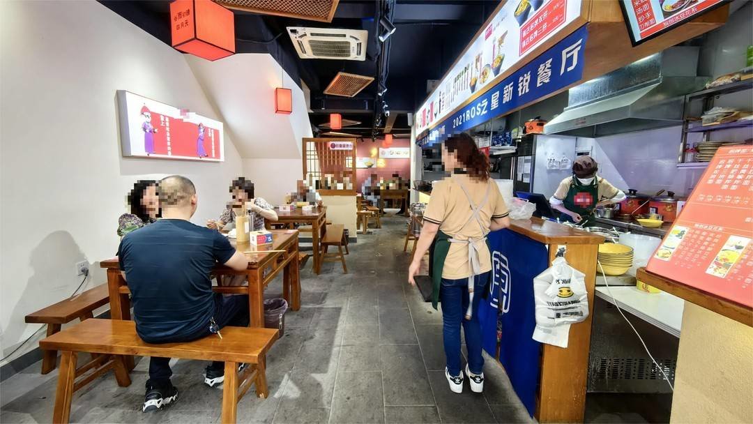 食客正在店内就餐。
