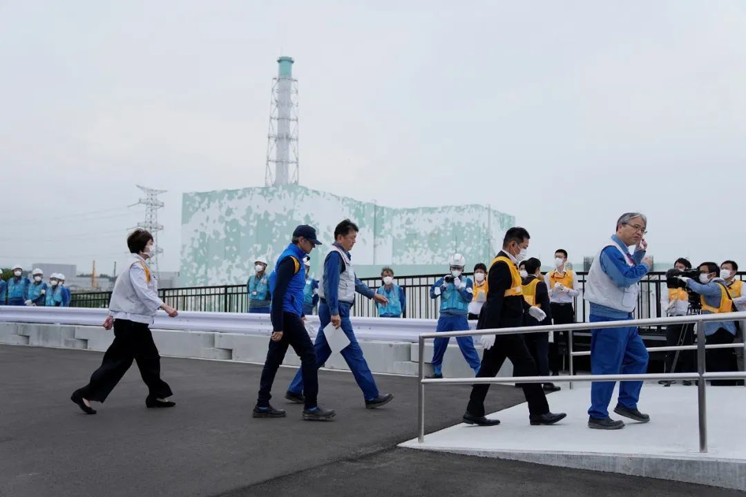 〓 2023年7月5日，日本福岛县双叶町，联合国国际原子能机构（IAEA）总干事格罗西（左二）视察福岛第一核电站，东京电力公司社长小早川智明（左三）在一旁陪同。