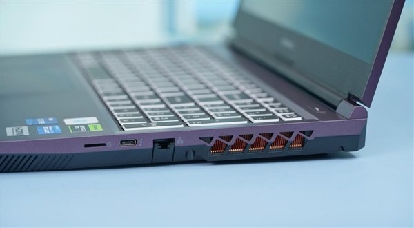 RTX 4060售价6999元 七彩虹将星X15 AT游戏本图赏