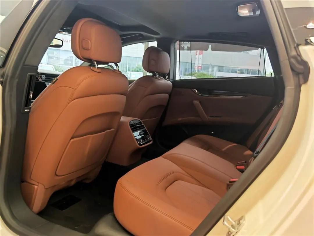 动力强劲30t双涡轮爆发350马力22款玛莎拉蒂总裁gt到店实拍