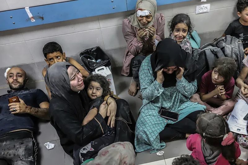 17日，加沙城，阿赫利阿拉伯医院遭受炮击，受伤的巴勒斯坦人在希法医院等待医疗。图源：视觉中国