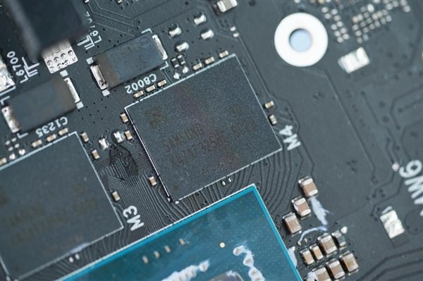 高颜值波普风!七彩虹RTX 4060 Ti Ultra W OC显卡图赏