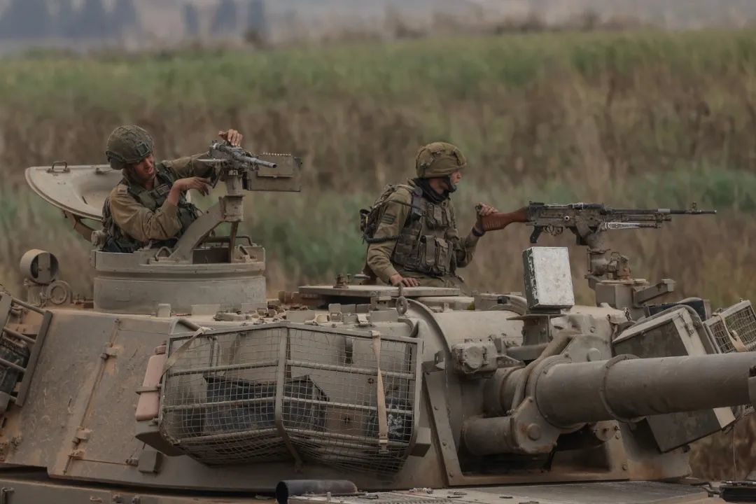 当地时间2023年10月9日，以色列斯德洛特，以色列加沙边境附近，一辆坦克上的以色列士兵。（视觉中国 供图）