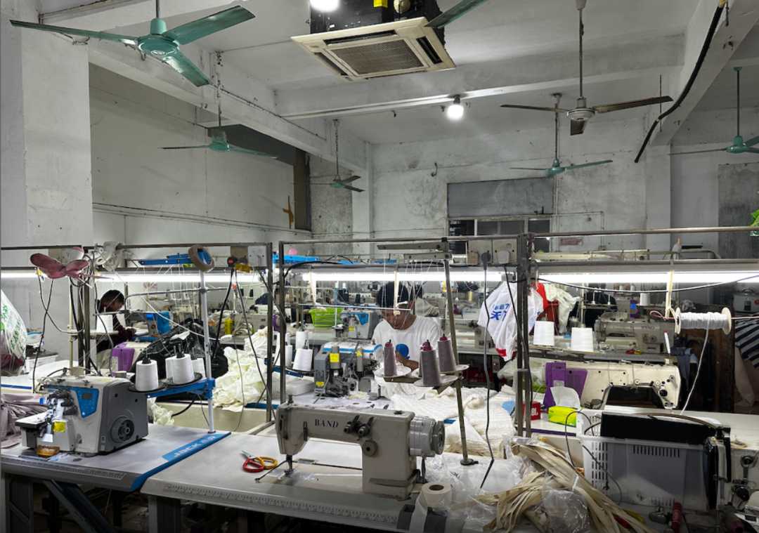 万晴的制衣厂里,只有寥寥几个工人。图/时代财经王莹岭摄